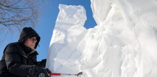 Cina: Harbin ospita gara di sculture di neve con artisti da 13 Paesi (1)