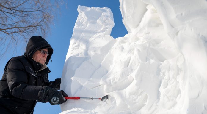 Cina: Harbin ospita gara di sculture di neve con artisti da 13 Paesi (1)