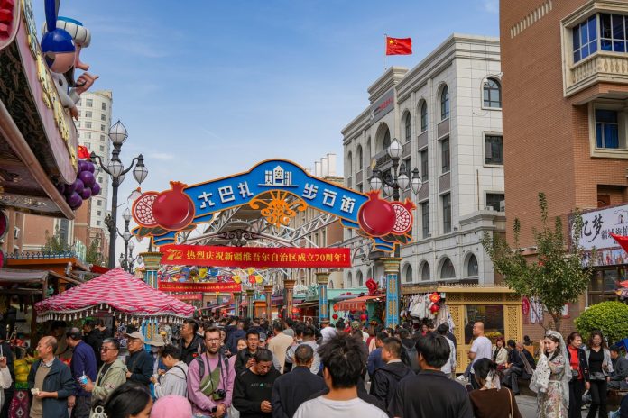 Xinhua Headlines: Influx of int'l tourists helps illuminate the real Xinjiang
