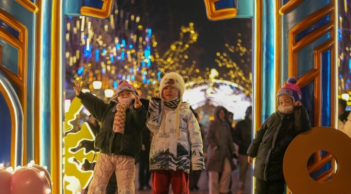 Cina: la Central Street di Harbin incanta i turisti (2)