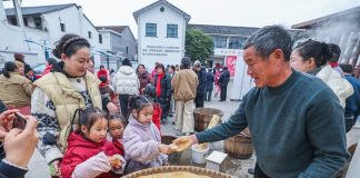 Cina: a Zhuji preparativi per il Capodanno lunare (3)