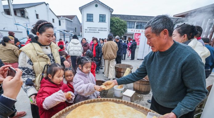 Cina: a Zhuji preparativi per il Capodanno lunare (3)