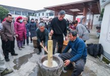 Cina: a Zhuji preparativi per il Capodanno lunare (1)