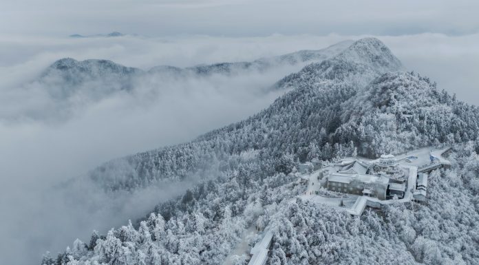 Cina: il monte Hengshan si veste di bianco (1)