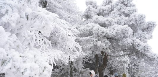 Cina: il monte Hengshan si veste di bianco (2)