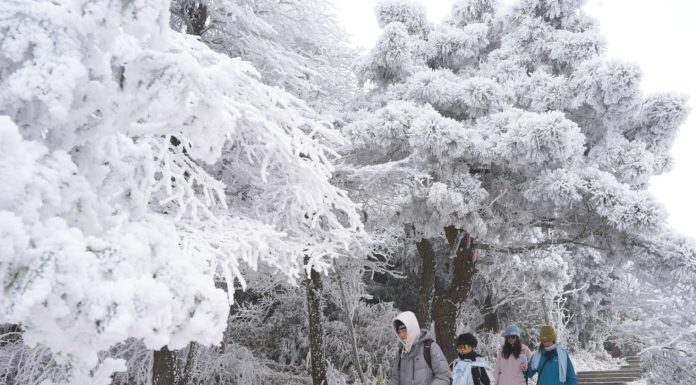 Cina: il monte Hengshan si veste di bianco (2)