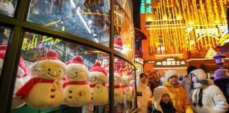 Cina: la Central Street di Harbin incanta i turisti (3)