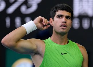 Alcaraz primo finalista all’Australian Open, piegato Zverev al quinto set dopo 5 ore e mezza. Sinner e Djokovic 2 set pari