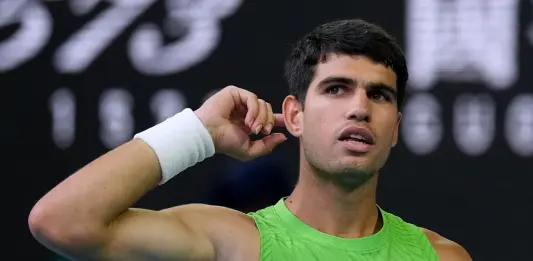 Alcaraz primo finalista all’Australian Open, piegato Zverev al quinto set dopo 5 ore e mezza. Sinner avanti di un set su Djokovic