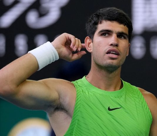 Alcaraz primo finalista all’Australian Open, piegato Zverev al quinto set dopo 5 ore e mezza. Attesa per Sinner-Djokovic