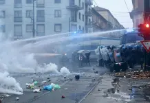 Scontri al corteo contro lo sgombero di Askatasuna a Torino: lancio di pietre e petardi dai manifestanti, la polizia risponde con gli idranti