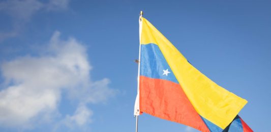 Attacco Usa al Venezuela, le reazioni internazionali. Ira di Russia e Iran. L’UE: “Rispettare il diritto internazionale”