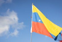 Caracas annuncia la liberazione di detenuti, anche stranieri. Dal Senato Usa ok a risoluzione per limitare poteri di Trump in Venezuela