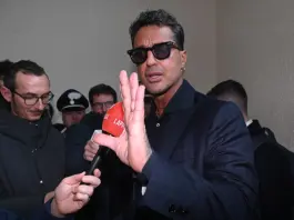 Fabrizio Corona aggredito sotto casa a Milano, derubato di orecchini e collanine