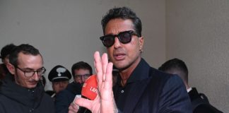 Fabrizio Corona aggredito sotto casa a Milano, derubato di orecchini e collanine