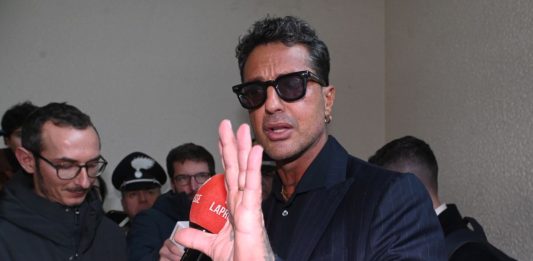 Fabrizio Corona aggredito sotto casa a Milano, derubato di orecchini e collanine