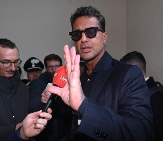 Fabrizio Corona aggredito sotto casa a Milano, derubato di orecchini e collanine