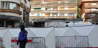 Strage di Crans-Montana, Moretti scarcerato dopo nuova valutazione del pericolo di fuga. Meloni “Oltraggio alle vittime”