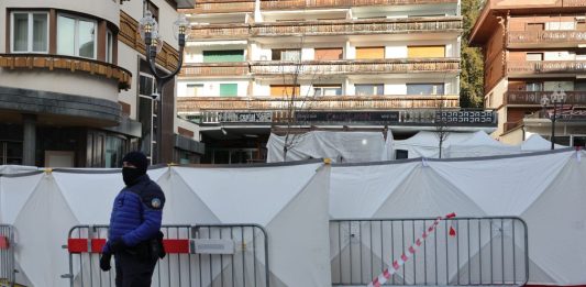 Strage di Crans-Montana, Moretti scarcerato dopo nuova valutazione del pericolo di fuga. Meloni “Oltraggio alle vittime”