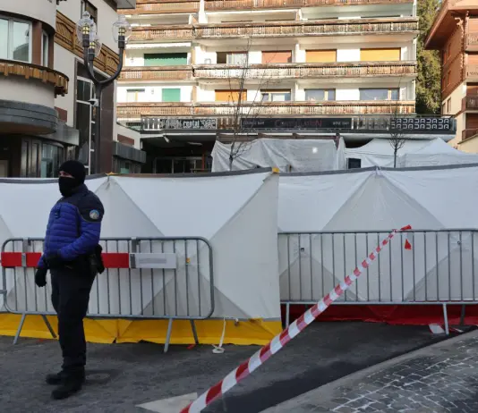 Strage di Crans-Montana, Moretti scarcerato dopo nuova valutazione del pericolo di fuga. Tajani “Oltraggio alle famiglie”