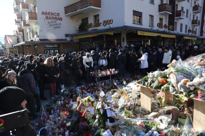 Crans-Montana, marcia silenziosa per le vittime della strage di Capodanno, dopo l'incendio nel locale «Le Constellation»