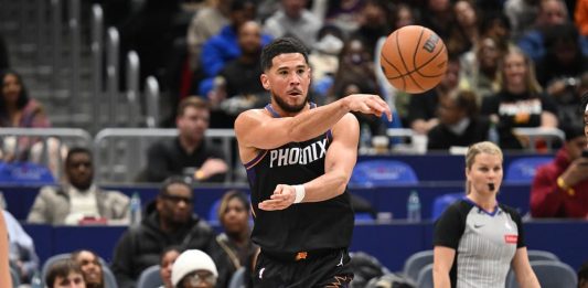 La tripla di Booker stende Oklahoma nella notte Nba, Doncic lancia i Lakers