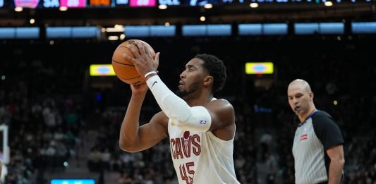 Colpi esterni di Denver e Cleveland nella notte Nba, New York ko contro Sacramento