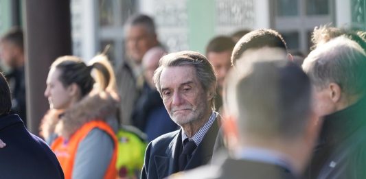 Arrivate a Linate le salme dei giovani italiani morti a Crans Montana, Fontana “Momento straziante”