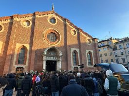 Tragedia di Crans Montana, a Milano i funerali di Achille Barosi e Chiara Costanzo / Video