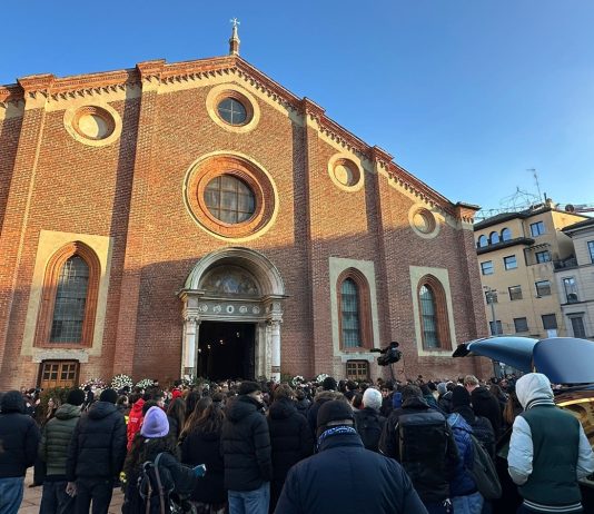 Tragedia di Crans Montana, a Milano i funerali di Achille Barosi e Chiara Costanzo / Video
