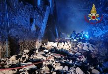 Arezzo, crolla una palazzina dopo un’esplosione: tre feriti, grave una donna di 76 anni