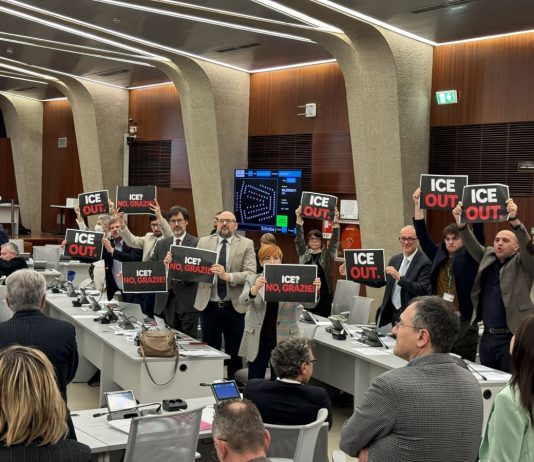 Le opposizioni protestano al Consiglio Regionale contro la presenza ICE a Milano-Cortina / Video