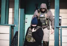 Minneapolis, gli agenti ICE iniziano a lasciare la città. Il sindaco “Lotterò affinché se ne vadano tutti”