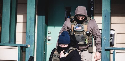 Minneapolis, gli agenti ICE iniziano a lasciare la città. Il sindaco “Lotterò affinché se ne vadano tutti”