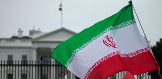 Proteste in Iran, la Farnesina rinnova l’invito ai cittadini italiani a lasciare il Paese. L’agenzia di monitoraggio HRA: “Oltre 2500 morti”