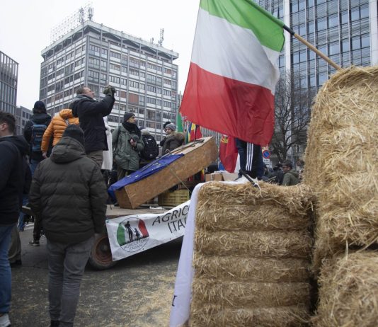 Milano, trattori contro Mercosur: latte e fieno versati in piazza Duca d’Aosta
