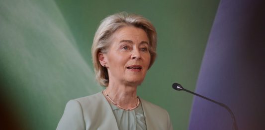 Von der Leyen “Nessuna lacrima per il regime iraniano, ha inflitto morte e imposto la repressione al suo stesso popolo” / Video