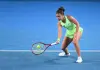 Paolini saluta gli Australian Open, sconfitta da Jovic in due set. Alcaraz vola agli ottavi, Sabalenka a fatica