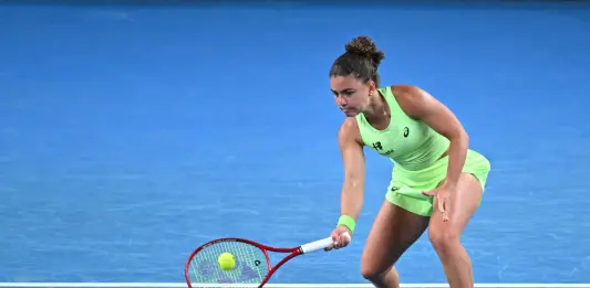 Paolini saluta gli Australian Open, sconfitta da Jovic in due set. Alcaraz vola agli ottavi, Sabalenka a fatica