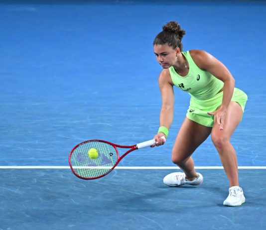 Paolini saluta gli Australian Open, sconfitta da Jovic in due set. Alcaraz vola agli ottavi, Sabalenka a fatica