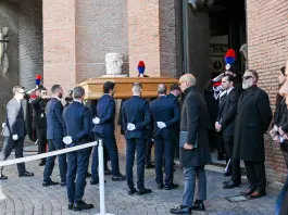 A Roma l’ultimo saluto a Valentino, tante le star presenti ai funerali / Video