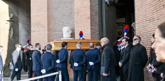 A Roma l’ultimo saluto a Valentino, tante le star presenti ai funerali / Video