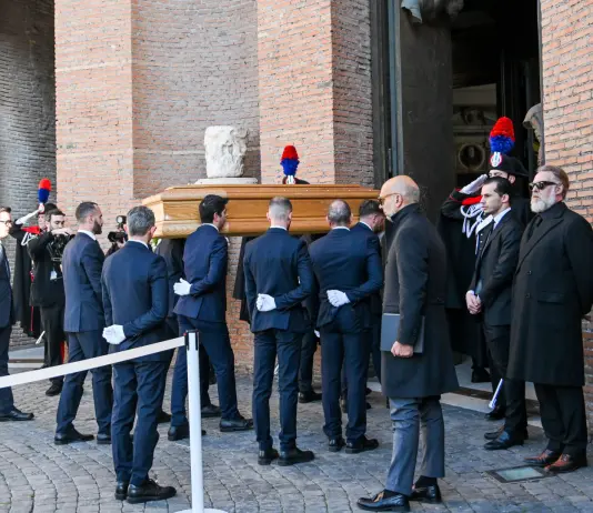 A Roma l’ultimo saluto a Valentino, tante le star presenti ai funerali / Video