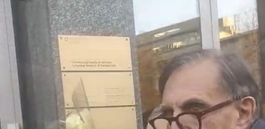 Tragedia Crans Montana, La Russa depone fiori al Consolato svizzero di Milano