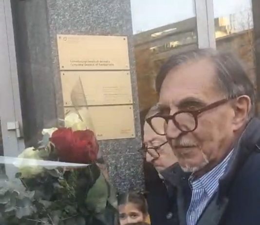 Tragedia Crans Montana, La Russa depone fiori al Consolato svizzero di Milano