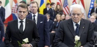 Crans-Montana, il gestore del locale in custodia cautelare. Mattarella presente alla cerimonia di Martigny “Vicini a vittime e feriti, ora giustizia” / Video