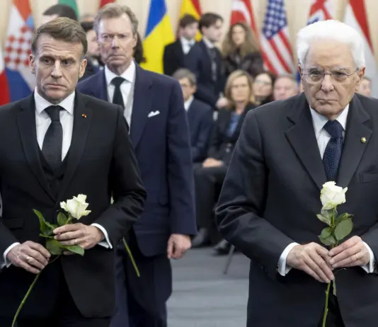 Crans-Montana, il gestore del locale in custodia cautelare. Mattarella presente alla cerimonia di Martigny “Vicini a vittime e feriti, ora giustizia” / Video