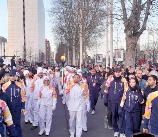 Milano-Cortina 2026, la Fiamma Olimpica fa tappa nella sede torinese di Intesa Sanpaolo