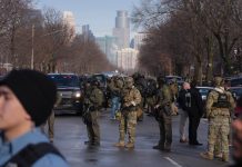 Agenti dell’ICE sparano e uccidono una donna a Minneapolis. Il sindaco “Andate via da qui”