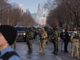 Agenti dell’ICE sparano e uccidono una donna a Minneapolis. Il sindaco “Andate via da qui”